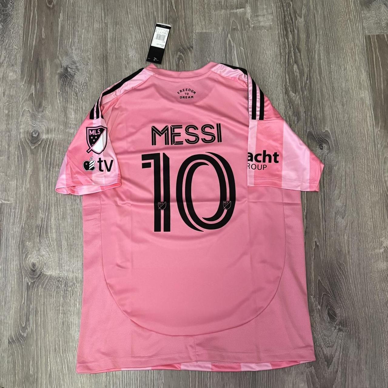 P0 Adidas Men's Pink T-shirt - Image 1