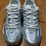 Nike Men's White and Grey Trainers - Image 2