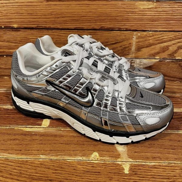 Nike Men's Grey and Silver Trainers