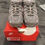 Nike Men's Grey and Silver Trainers