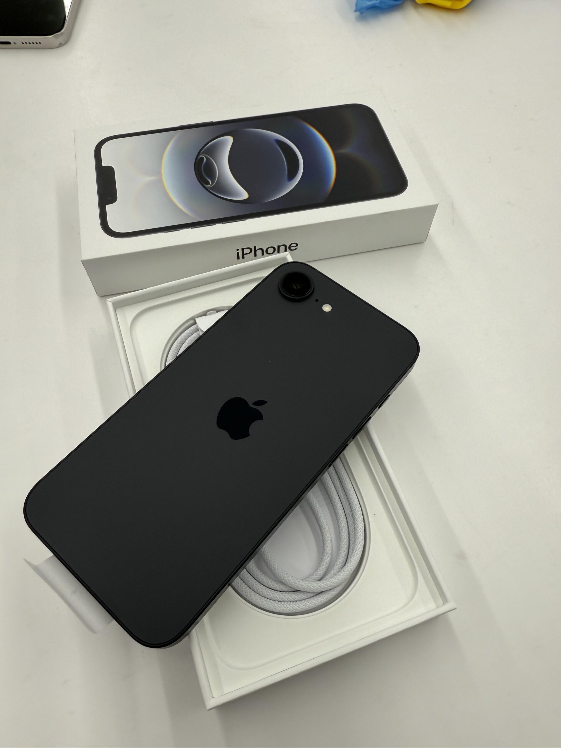 3 iPhone 16e - Image 1